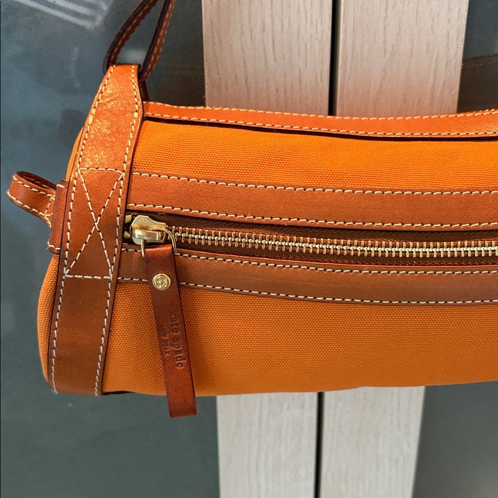 Kate Spade Vintage Kelly Barrel Bag EUC - Picture 4 of 10